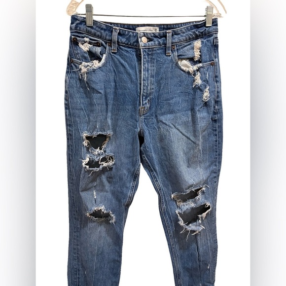 Abercrombie & Fitch Curve Love High Rise Mom
Jeans Medium Wash Distressed - Picture 2 of 8